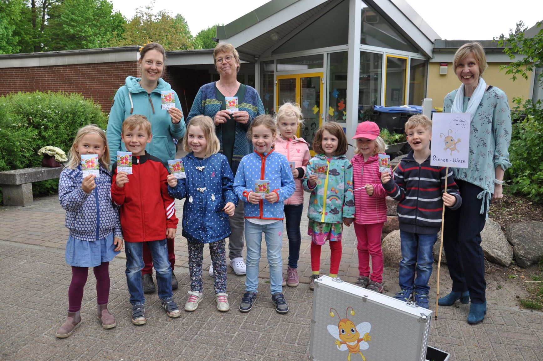Kita St. Laurentius erhält ersten Bienenkoffer vom Förderverein